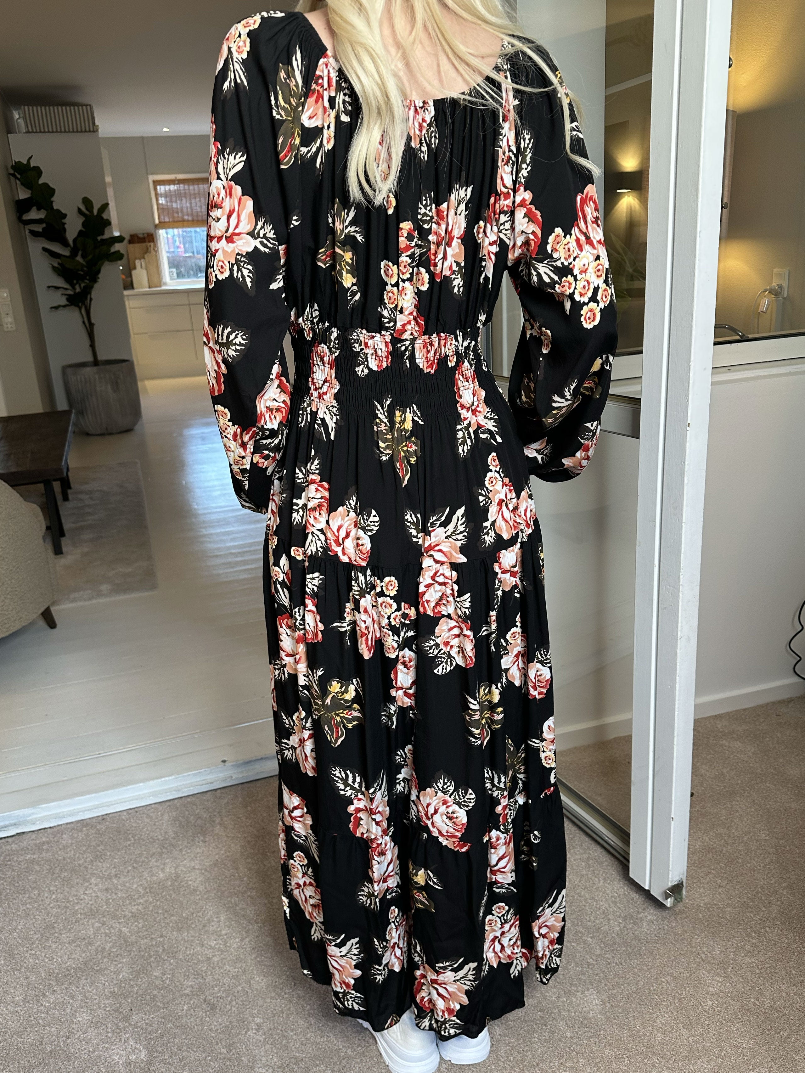 Alessandra - Sød lang kjole med blomster og elastik